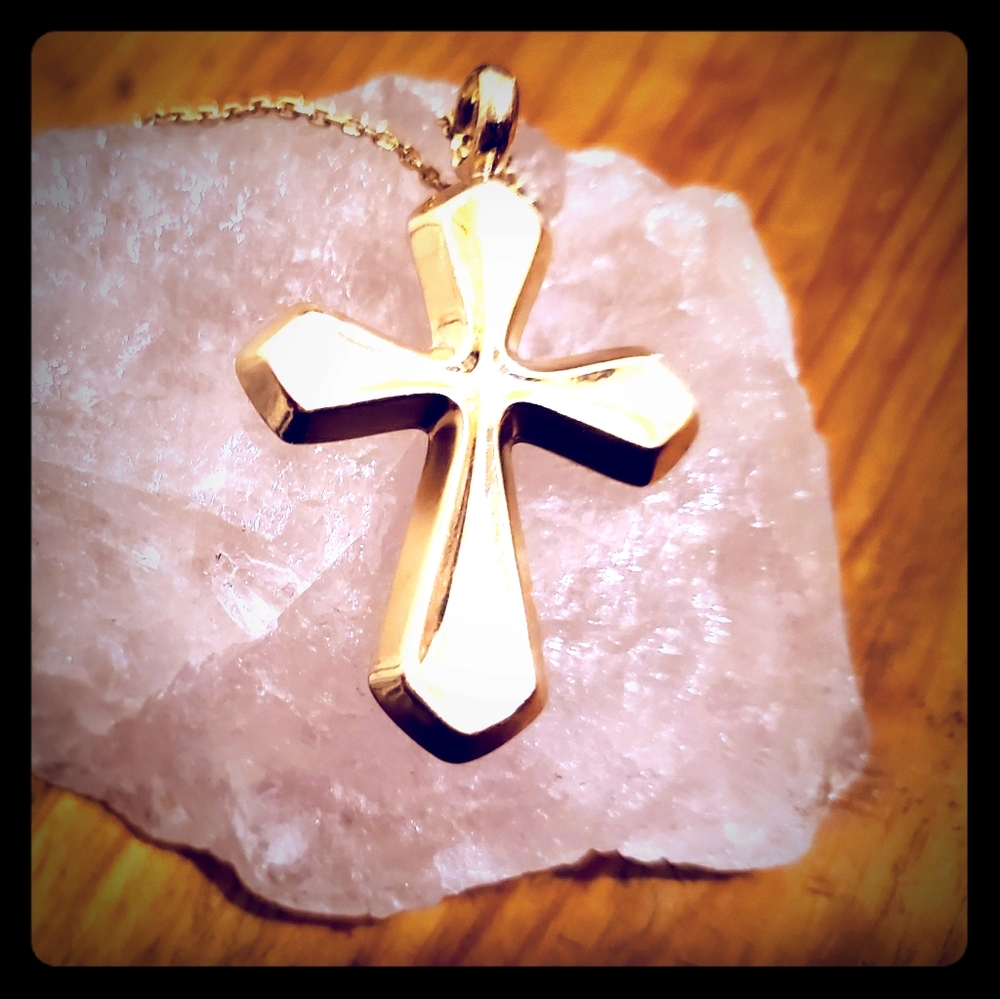 Beautiful Three-dimensional Gold Cross pendant